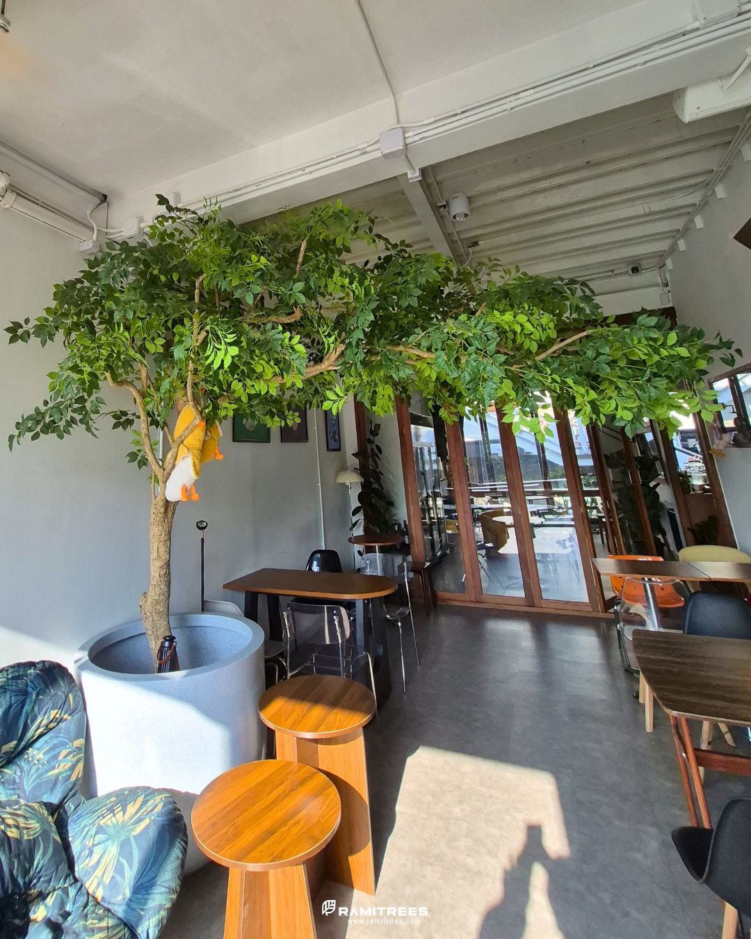 ต้นแคนาลีฟประดิษฐ์ ตกแต่งร้านคาเฟ่ Friends and Duck , Artificial Dolichandrone Serrulata Tree (2)