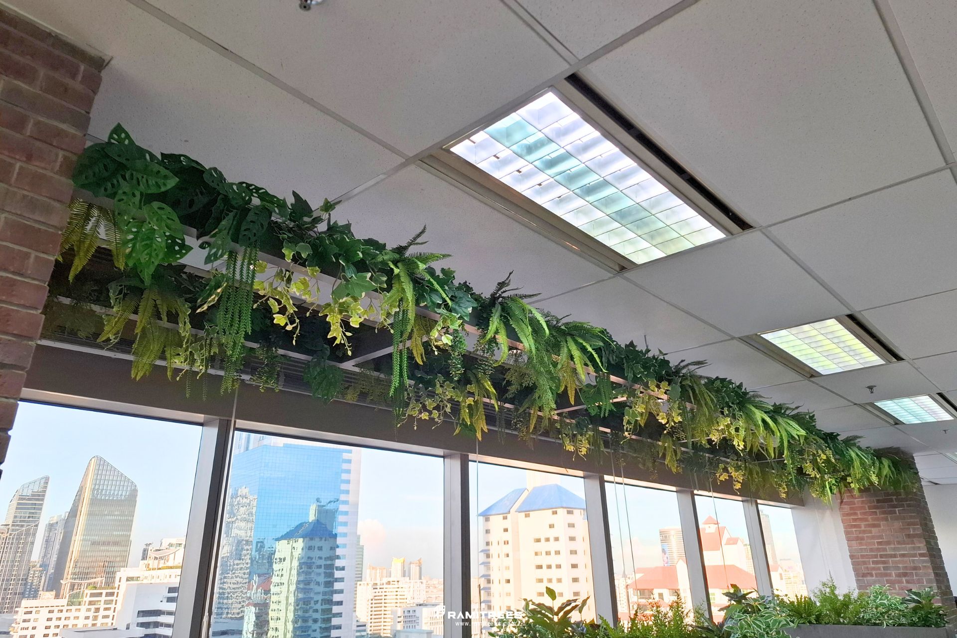 รีวิวผลงานติดตั้งสวนในรางและสวนแขวนต้นไม้ประดิษฐ์ Planter Box, Hanging Garden (2)
