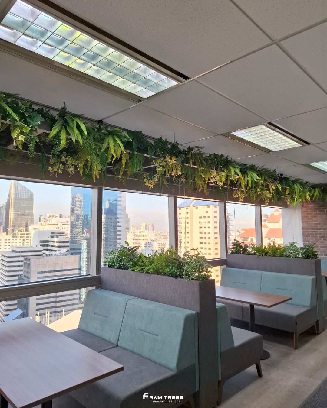 รีวิวผลงานติดตั้งสวนในรางและสวนแขวนต้นไม้ประดิษฐ์ Planter Box, Hanging Garden (2)