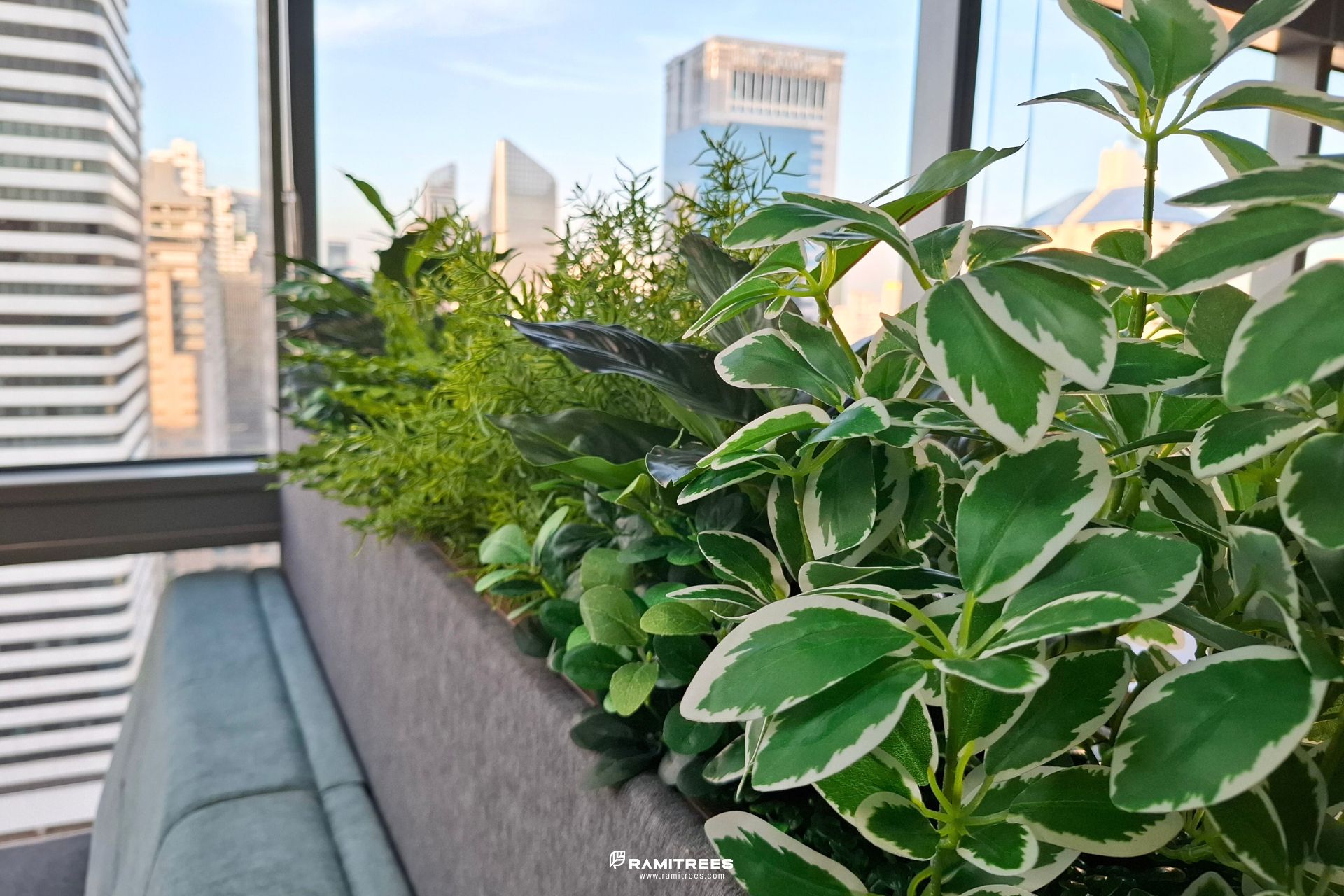 รีวิวผลงานติดตั้งสวนในรางและสวนแขวนต้นไม้ประดิษฐ์ Planter Box, Hanging Garden (5)