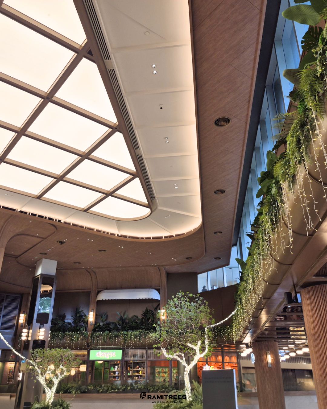 สวนต้นไม้ประดิษฐ์รอบ Void DUSIT CENTRAL PARK (2)