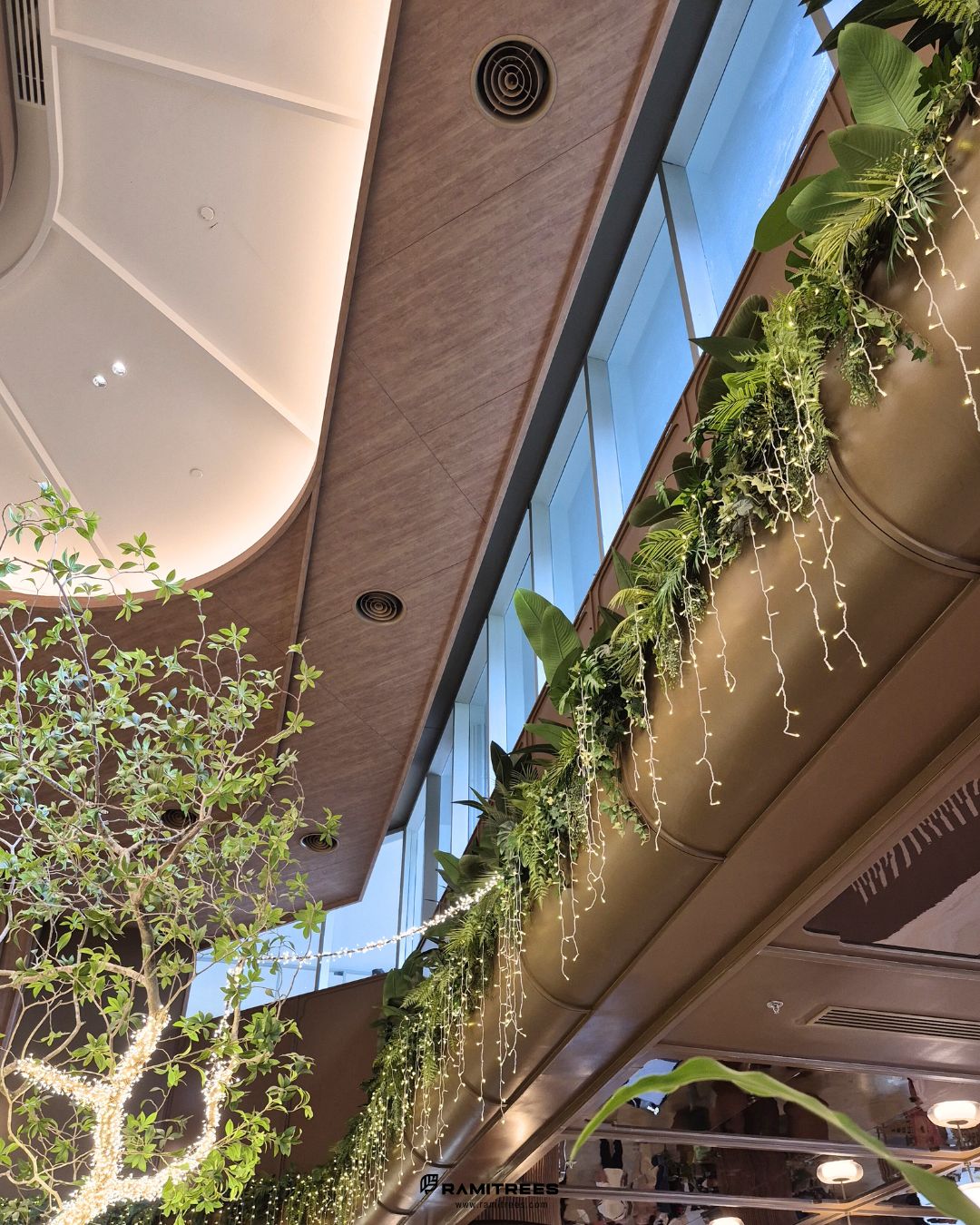 สวนต้นไม้ประดิษฐ์รอบ Void DUSIT CENTRAL PARK (3)