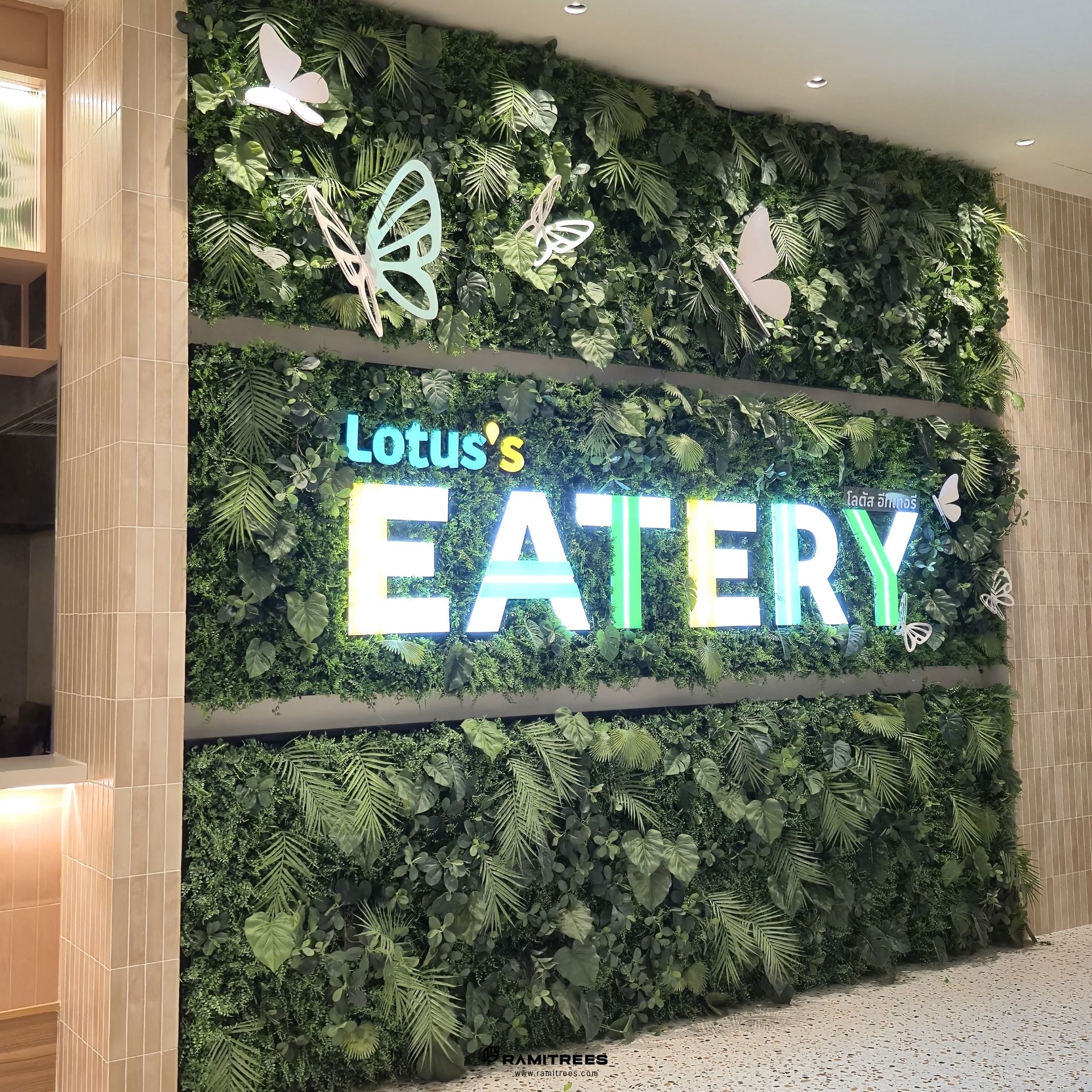 Artificial Green Wall จัดสวนแนวตั้ง ตกแต่งป้าย Lotus’s Eatery (3)