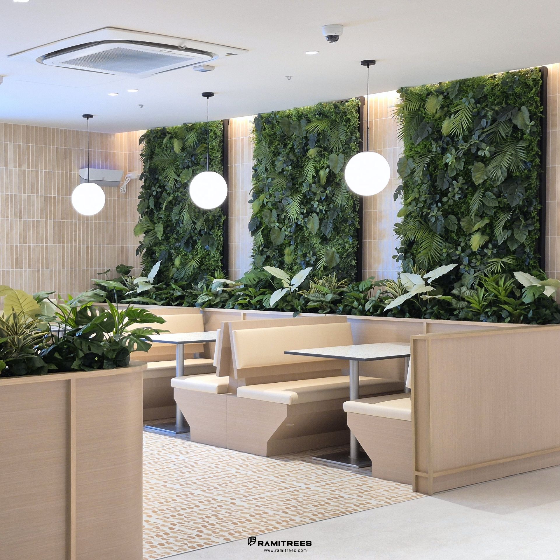 Artificial Green Wall จัดสวนแนวตั้ง ตกแต่งป้าย Lotus’s Eatery (4)