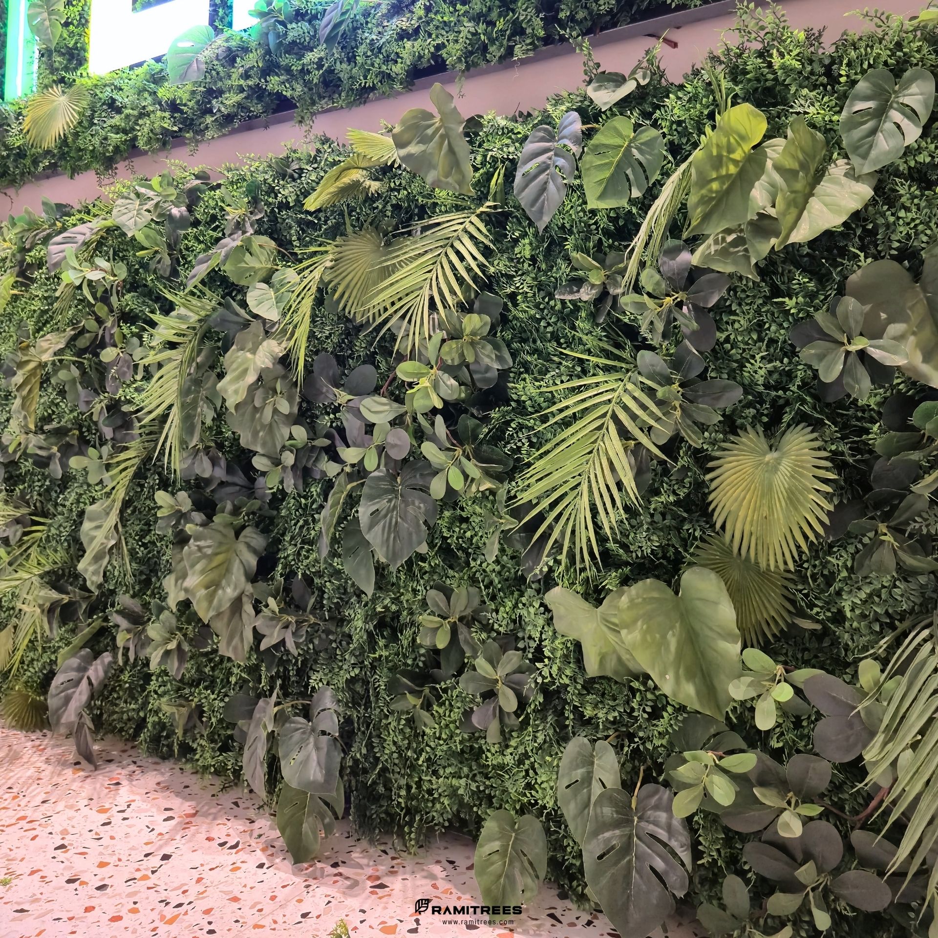 Artificial Green Wall จัดสวนแนวตั้ง ตกแต่งป้าย Lotus’s Eatery (5)
